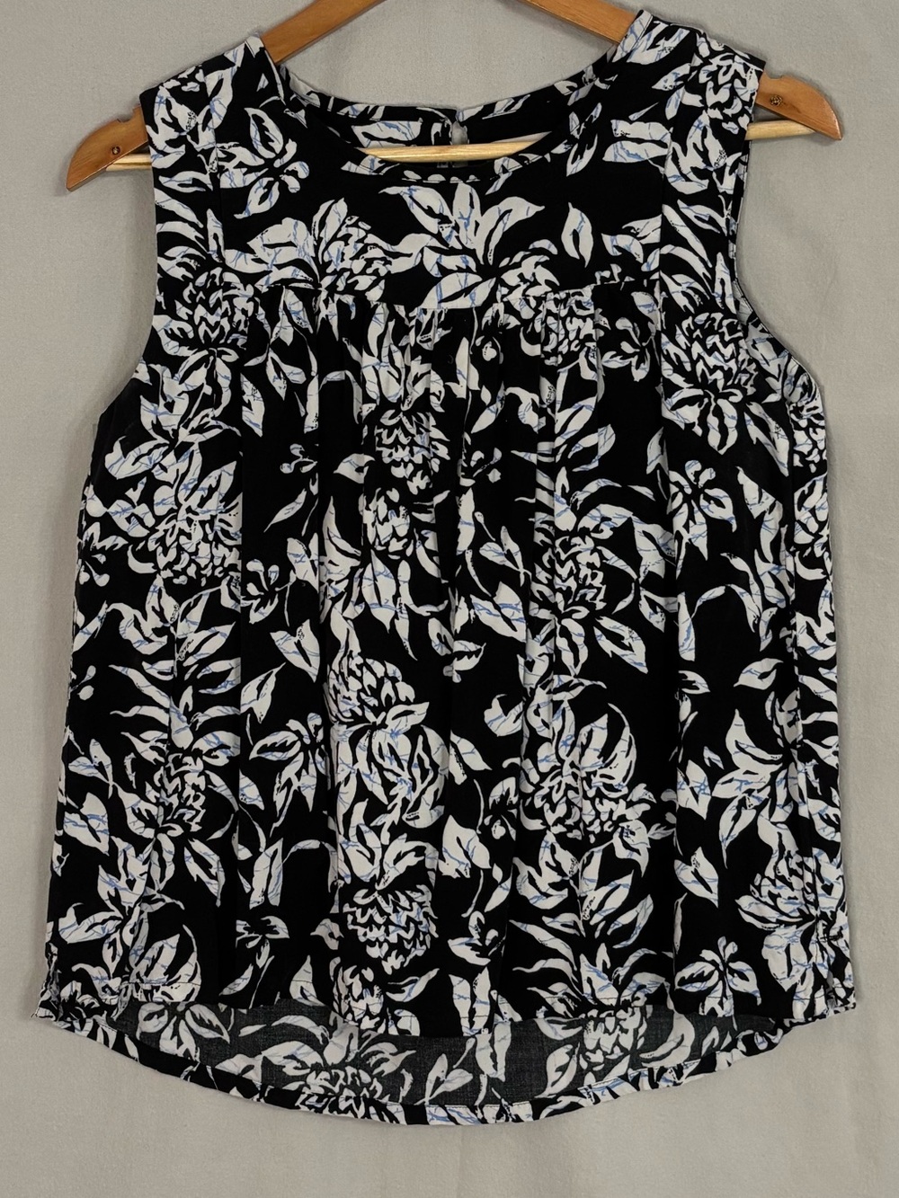 LOFT Black with White & Blue Floral Print Pleated Sleeveless Top in Size MP